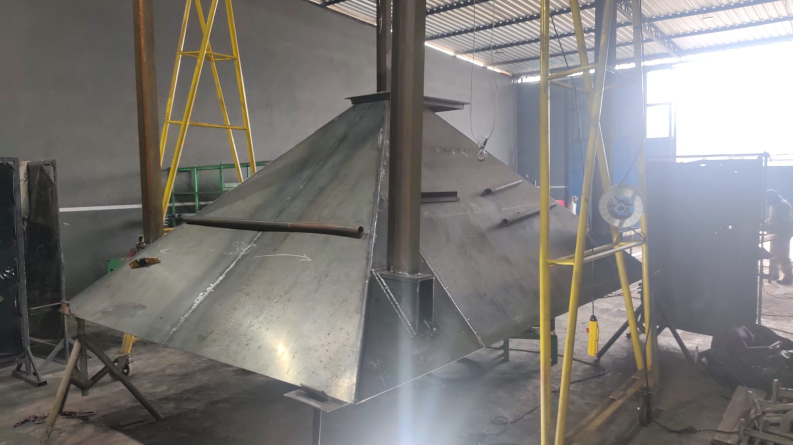 Fabricação de equipamentos industriais sob medida em caldeiraria pesada conforme normas ABNT e ASME
